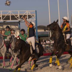 Horseball, una mezcla de baloncesto y rugby a caballo
